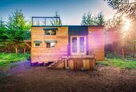 Дом альпиниста крошечный с палубой крыши самые лучшие крошечные дома airbnb в системе светлого датчика стальной обрамляя