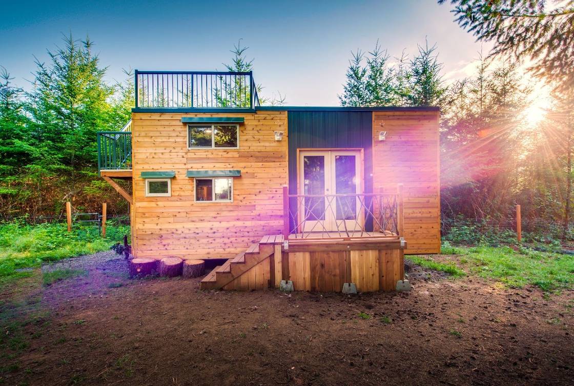 Дом альпиниста крошечный с палубой крыши самые лучшие крошечные дома airbnb в системе светлого датчика стальной обрамляя