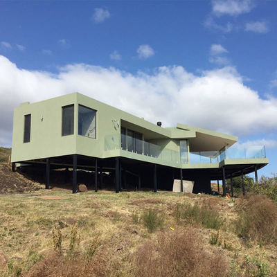 Творческий дизайн двухкомнатного дома. Предварительно сделанная рама из легкой стали.