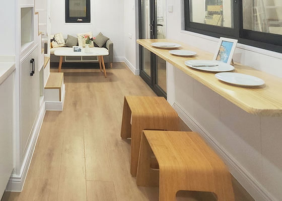 Маленький дом на колесах с спальней и ванной готовый к отправке