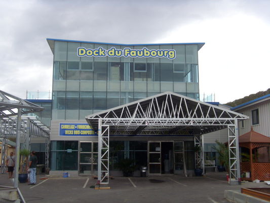 Префабрикованный легкий габарит стальной огнеупорной металлической автомобильных сараев Лагерь Серый Префабрикованный складной Carport